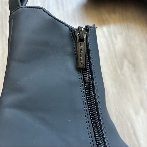 *NWT* Black Vegan Leather Ankle Boots with Side Zipper and elastic side panel - Picture 5 of 8